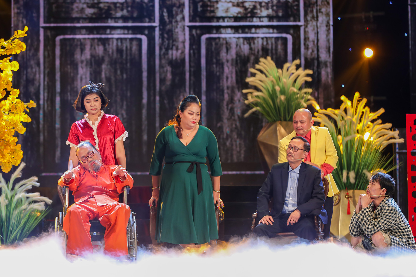 ‘Tết Vạn Lộc’: Quang Lê nói lời cảm tạ, tiễn biệt Chí Tài và các nghệ sĩ ra đi năm qua ảnh 5