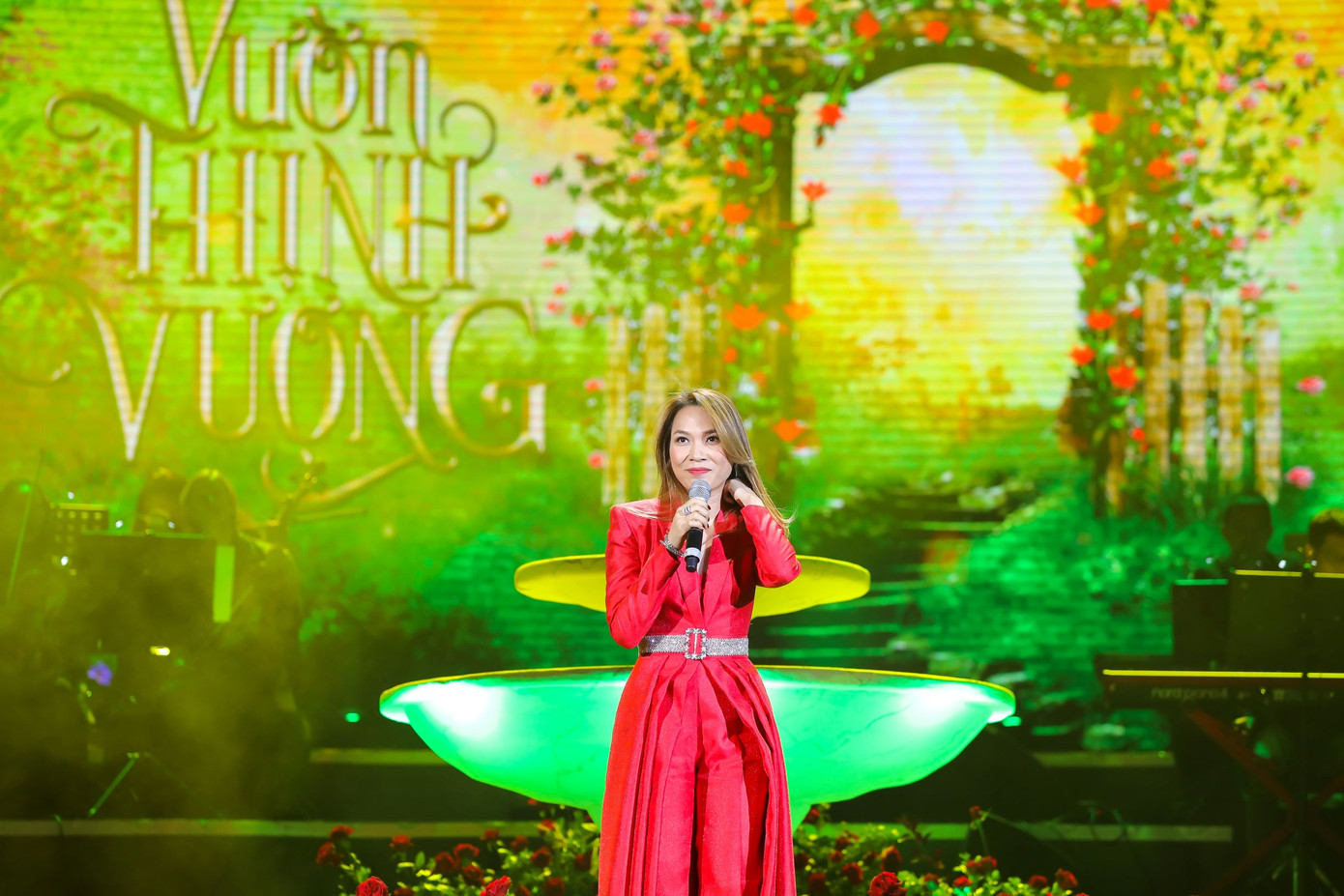 Mỹ Tâm cởi phăng áo giữa trời đông Hà Nội, khuyên khán giả yêu bất chấp ảnh 2