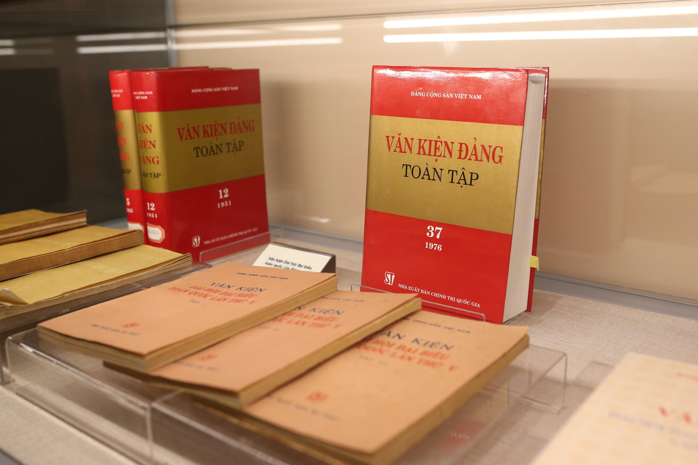 Hàng trăm tài liệu, hiện vật tái hiện lịch sử hào hùng và 12 kỳ đại hội Đảng ảnh 4