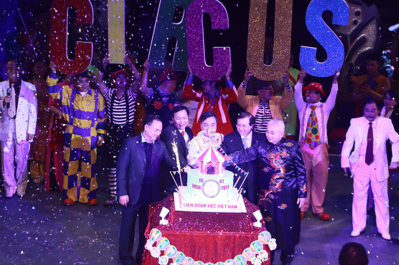 NSƯT Xuân Bắc khuấy động Chủ nhật Đỏ, nhận Bằng khen của Bộ Y tế ảnh 14 NSƯT Xuân Bắc khuấy động Chủ nhật Đỏ, nhận Bằng khen của Bộ Y tế ảnh 14