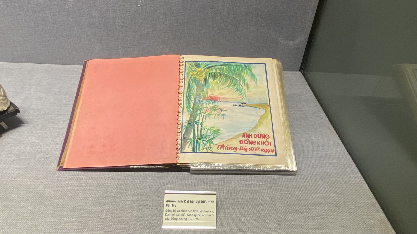 Hàng trăm tài liệu, hiện vật tái hiện lịch sử hào hùng và 12 kỳ đại hội Đảng ảnh 12