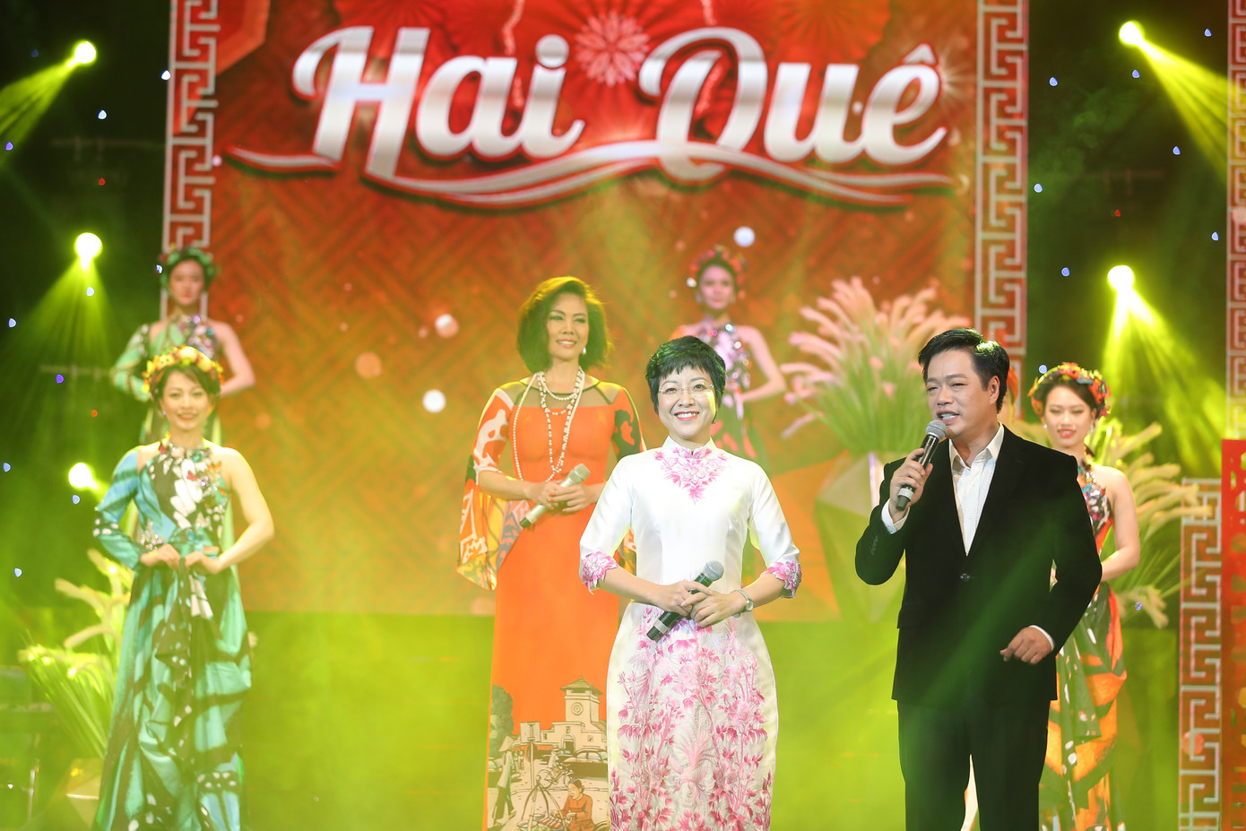 ‘Tết Vạn Lộc’: Quang Lê nói lời cảm tạ, tiễn biệt Chí Tài và các nghệ sĩ ra đi năm qua ảnh 1