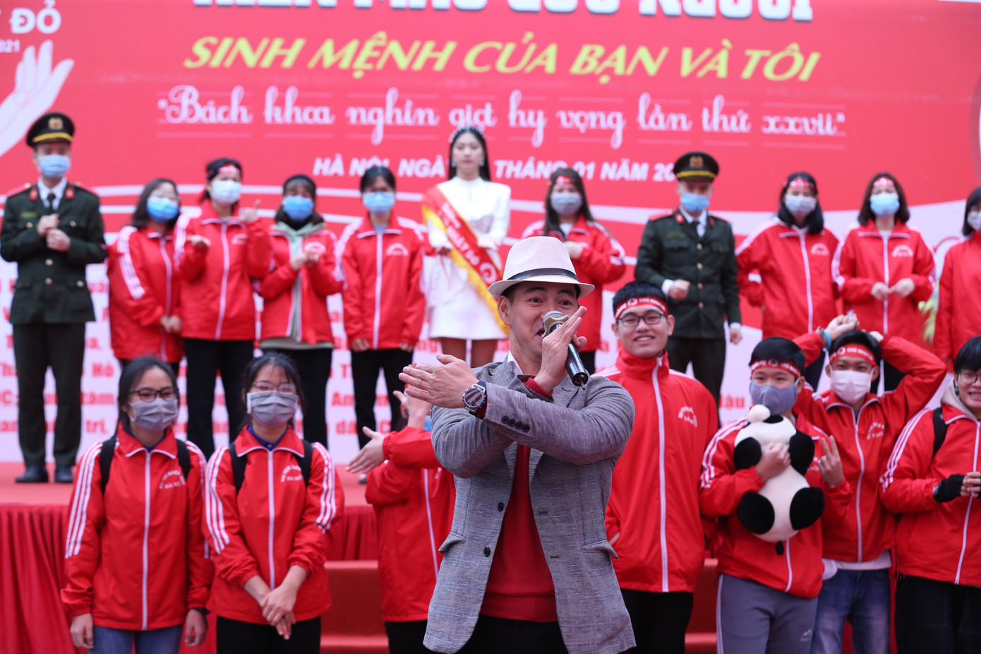 NSƯT Xuân Bắc khuấy động Chủ nhật Đỏ, nhận Bằng khen của Bộ Y tế ảnh 10