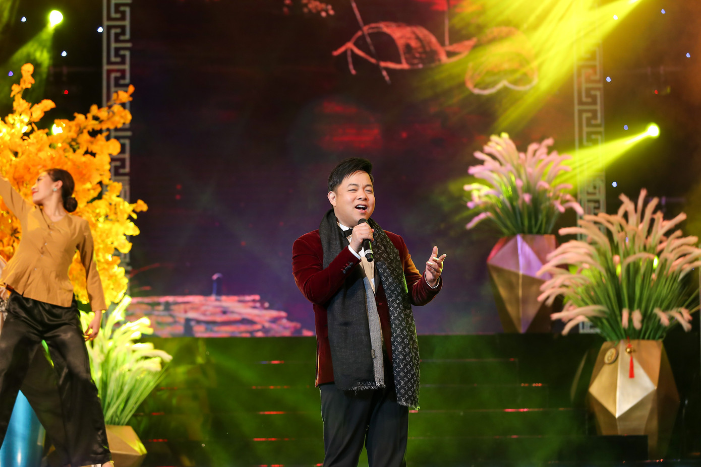 ‘Tết Vạn Lộc’: Quang Lê nói lời cảm tạ, tiễn biệt Chí Tài và các nghệ sĩ ra đi năm qua ảnh 6