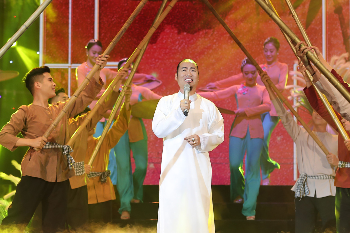 ‘Tết Vạn Lộc’: Quang Lê nói lời cảm tạ, tiễn biệt Chí Tài và các nghệ sĩ ra đi năm qua ảnh 2