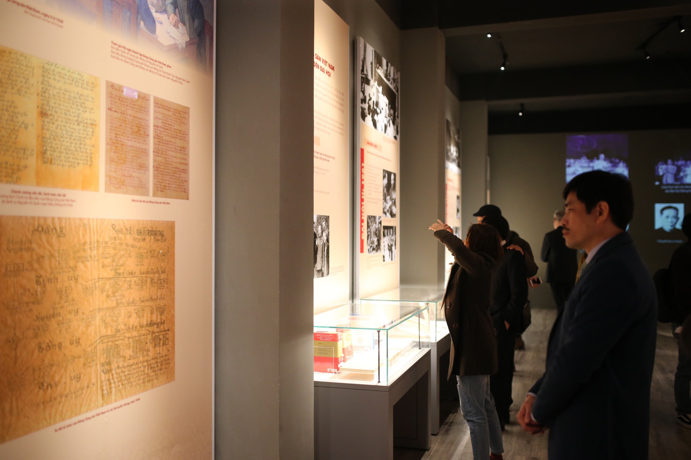 Hàng trăm tài liệu, hiện vật tái hiện lịch sử hào hùng và 12 kỳ đại hội Đảng ảnh 2
