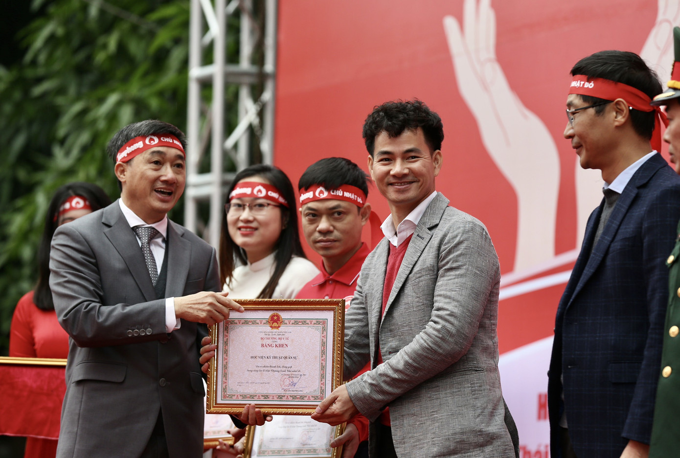 NSƯT Xuân Bắc khuấy động Chủ nhật Đỏ, nhận Bằng khen của Bộ Y tế ảnh 7