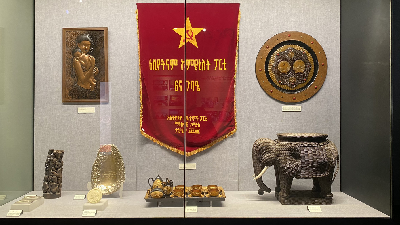 Hàng trăm tài liệu, hiện vật tái hiện lịch sử hào hùng và 12 kỳ đại hội Đảng ảnh 9