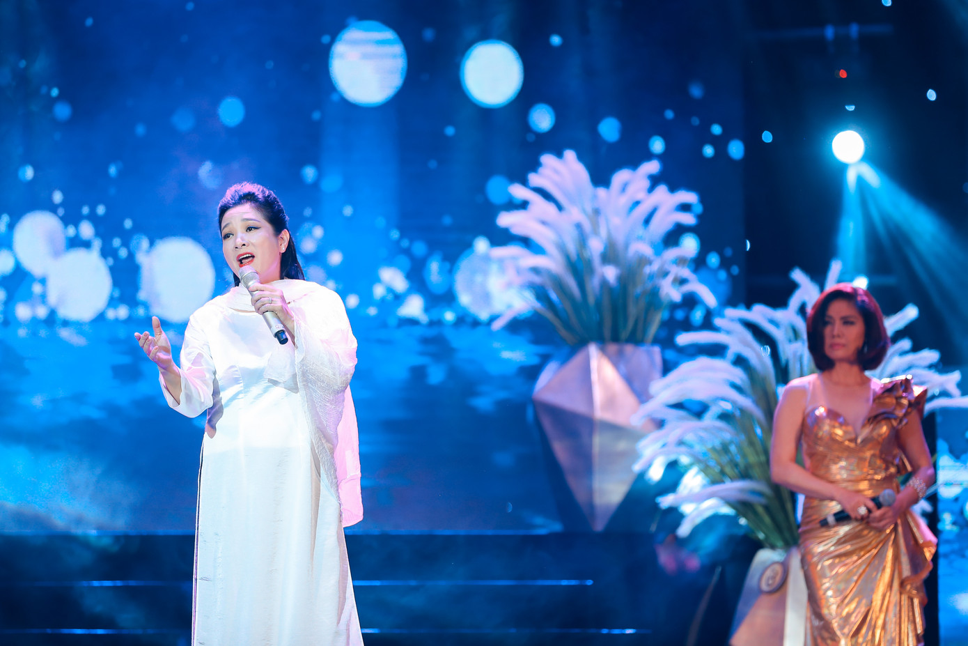 ‘Tết Vạn Lộc’: Quang Lê nói lời cảm tạ, tiễn biệt Chí Tài và các nghệ sĩ ra đi năm qua ảnh 4