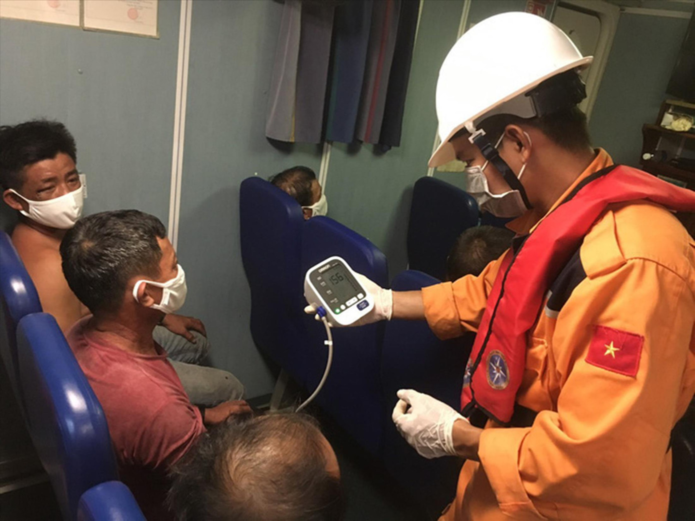 Đêm kinh hoàng trên tàu câu mực ảnh 1