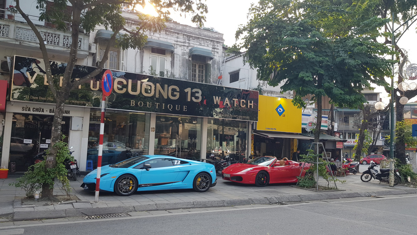 Siêu xe được 'đặc cách' đỗ trên vỉa hè Hà Nội? ảnh 2