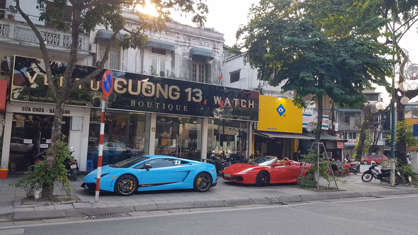 Siêu xe được 'đặc cách' đỗ trên vỉa hè Hà Nội? ảnh 2