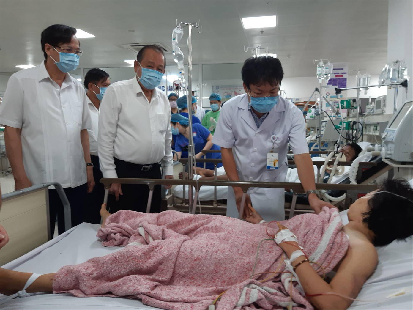 Phó Thủ tướng Thường trực Trương Hòa Bình thăm hỏi động viên các nạn nhân tại bệnh viện Tin mới vụ tai nạn thảm khốc làm 15 người thiệt mạng ở Quảng Bình ảnh 2