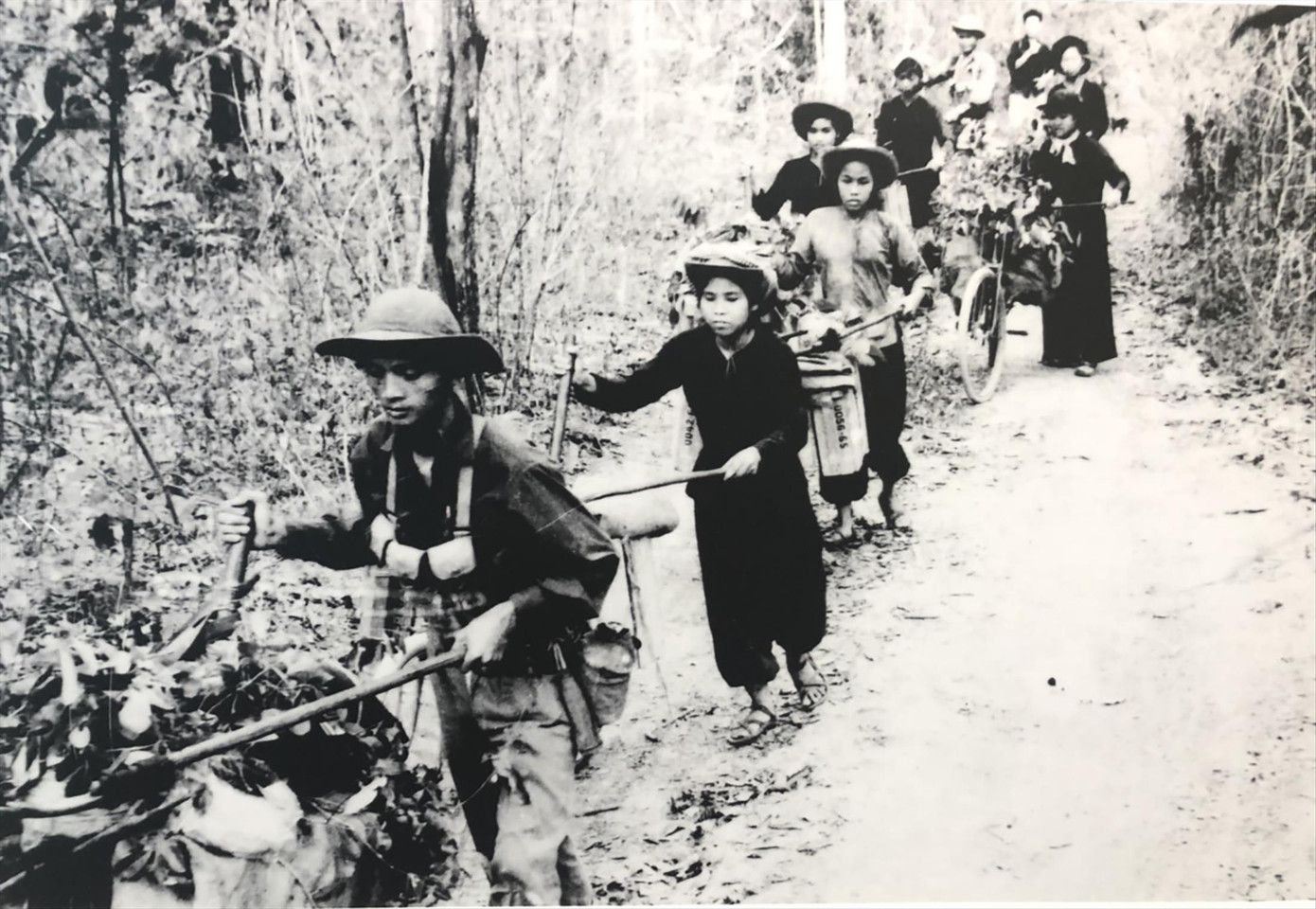 Những 'bóng hồng' thanh niên xung phong xây dựng và bảo vệ Tổ quốc ảnh 15