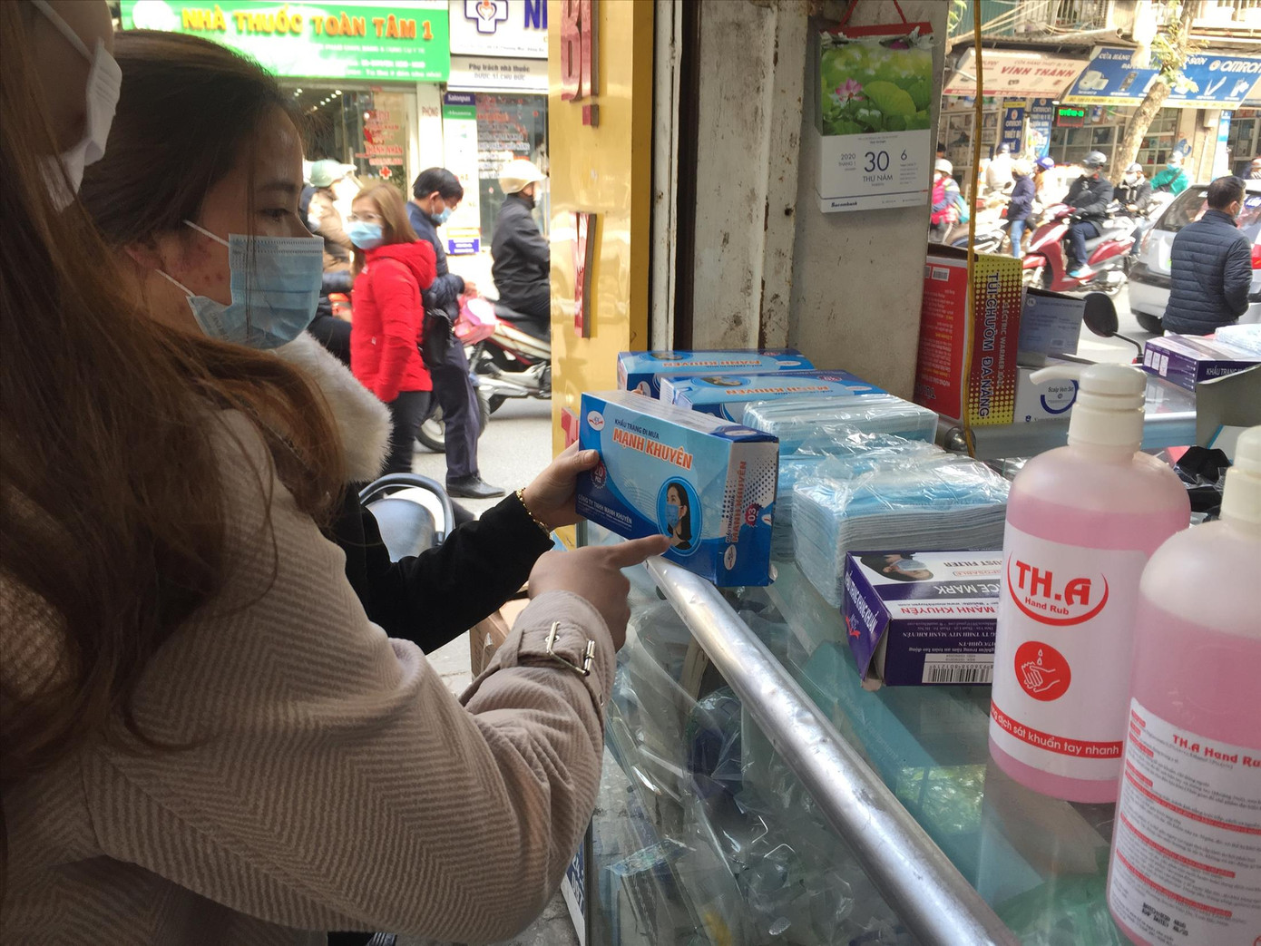 Loạn giá đồ chống dịch corona, khẩu trang 'nhảy' giá từng giờ ảnh 1