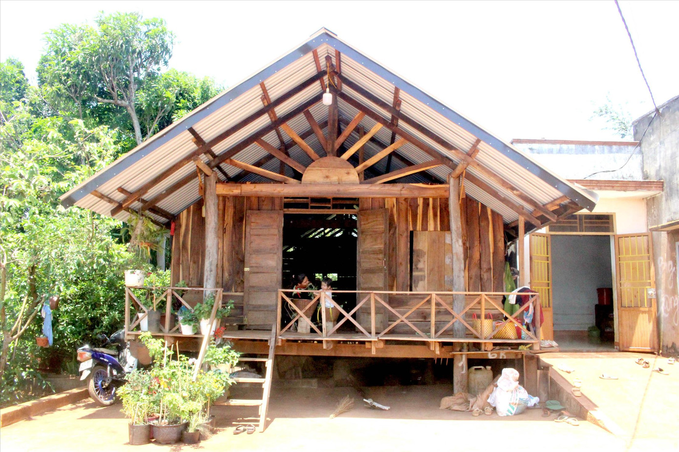 Người buôn Lang với giấc mơ nhà dài ảnh 2