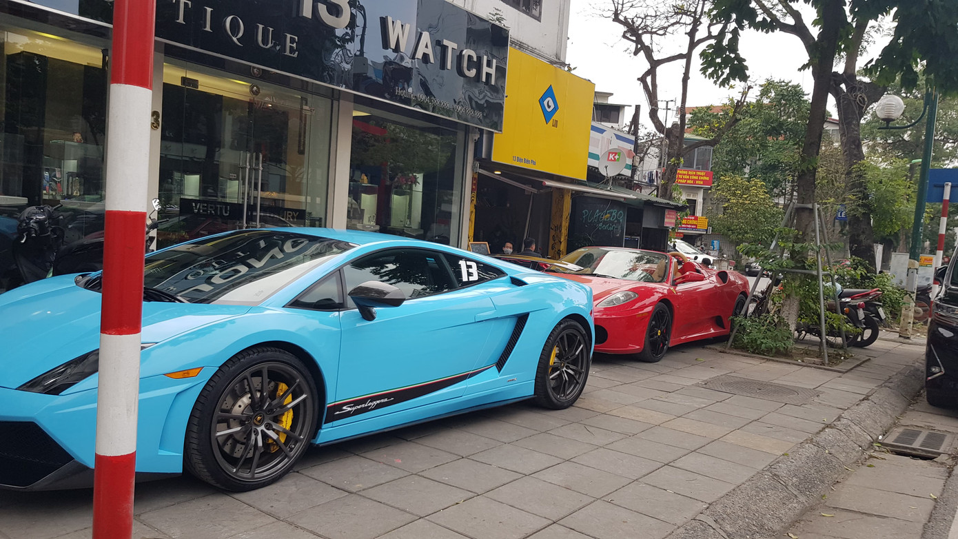 Siêu xe được 'đặc cách' đỗ trên vỉa hè Hà Nội? ảnh 1