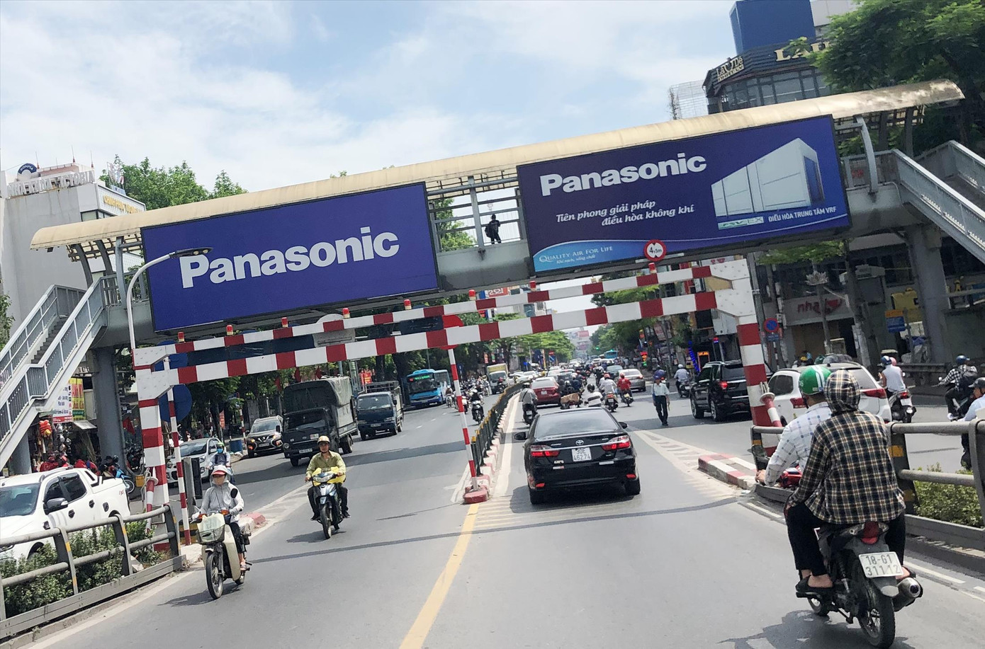 Biển quảng cáo bịt mặt cầu vượt: Cơ quan quản lý bất lực? ảnh 1