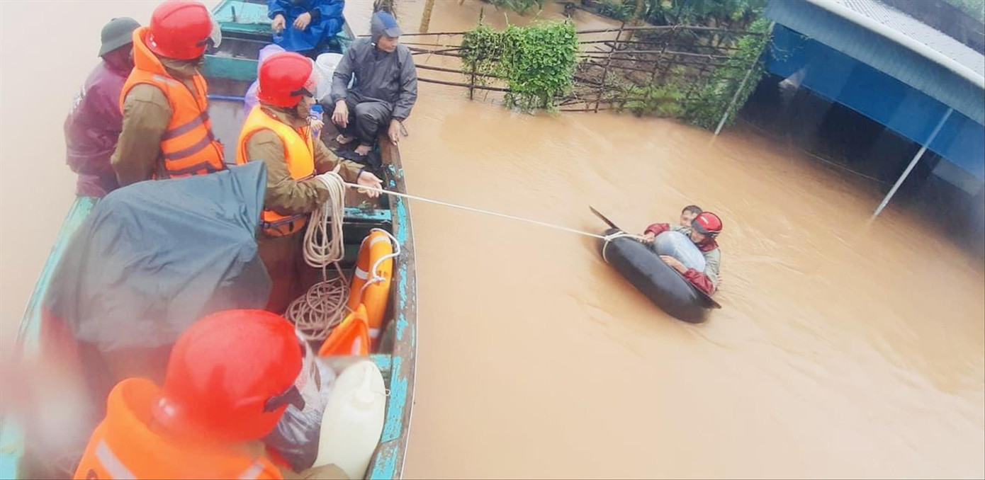 Dọc đường cứu trợ: Mì tôm nuốt vội, áo ướt không thay ảnh 1