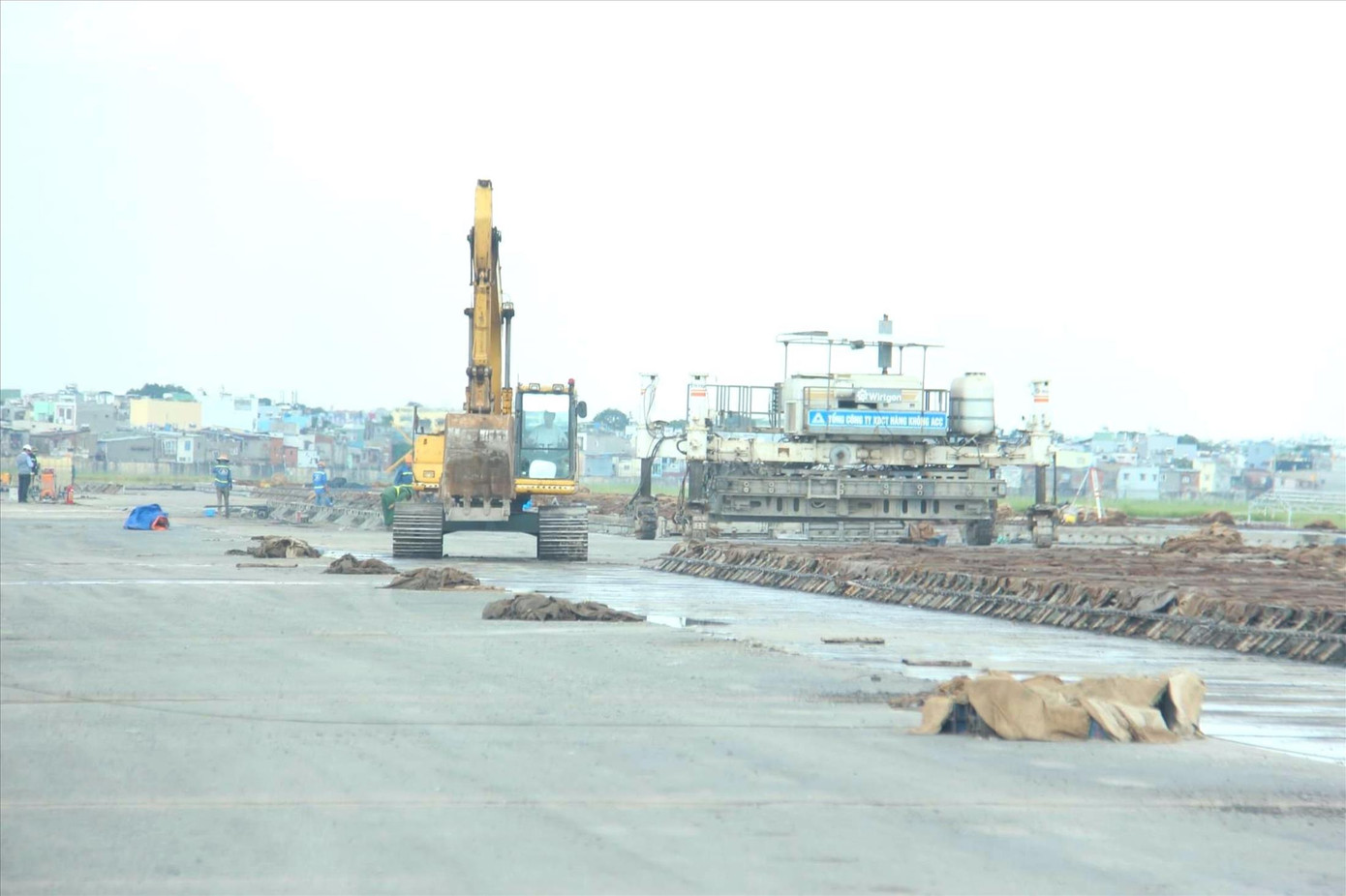 Sửa 2 sân bay lớn nhất nước: Bộ trưởng phê bình nhà thầu chậm tiến độ ảnh 1