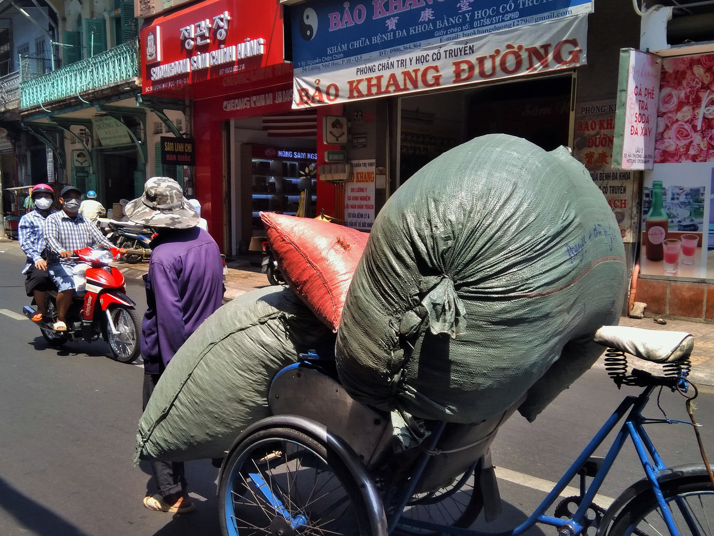 Phố Đông y 'nóng bỏng' trong dịch ảnh 2