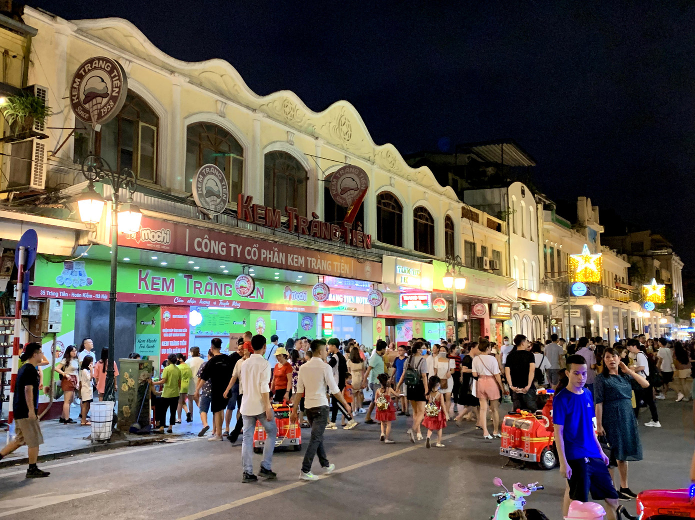 Mong muốn giản dị của họa sĩ nghèo bán tranh trên cầu Long Biên ảnh 9