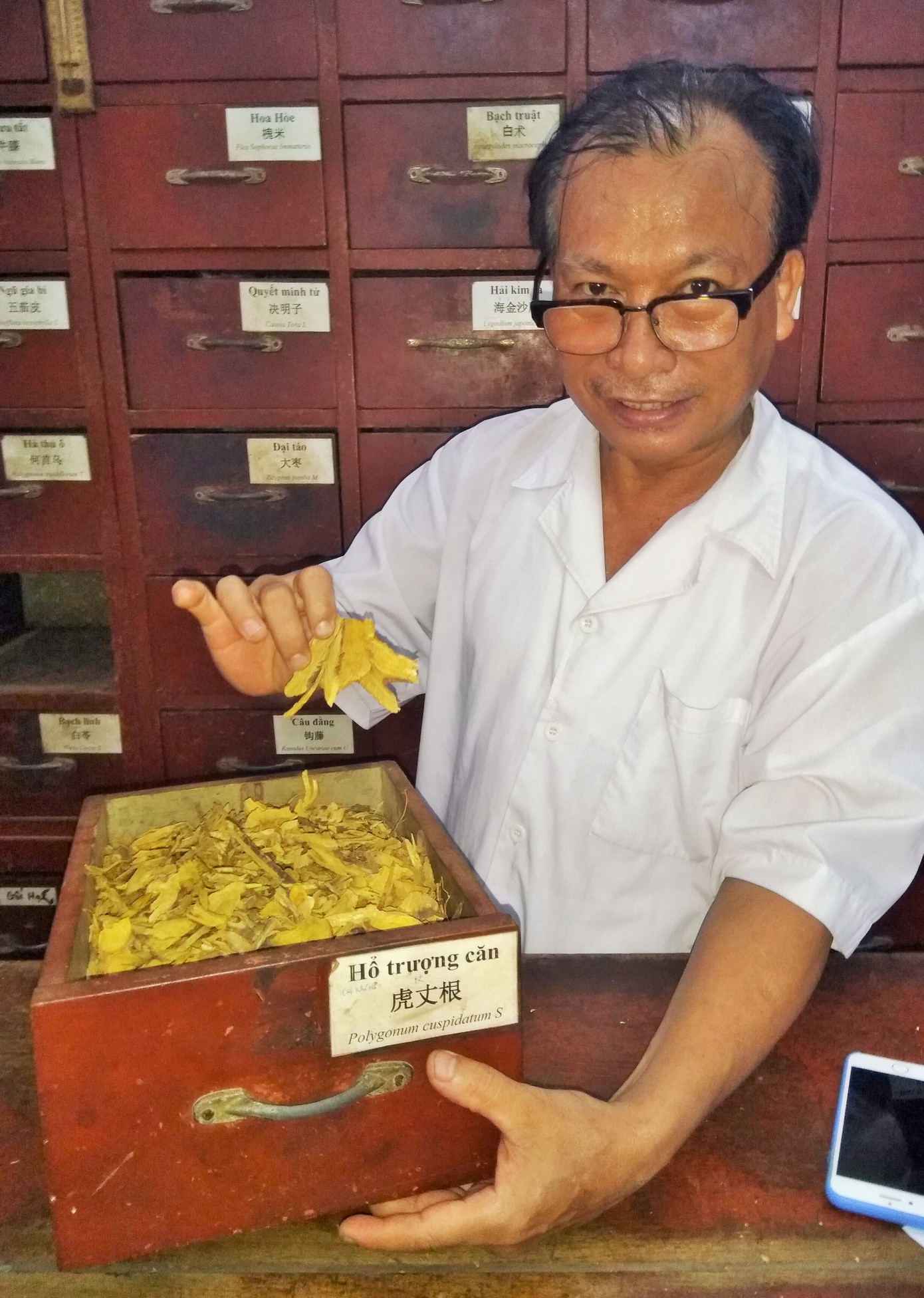 Phố Đông y 'nóng bỏng' trong dịch ảnh 1