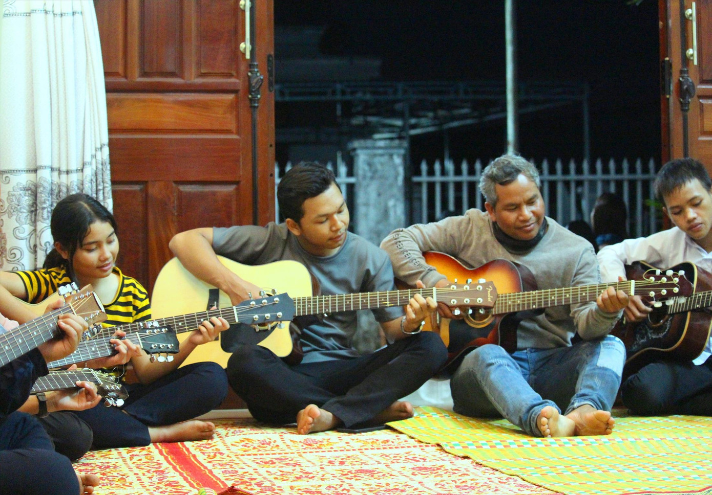 'Bố' của những đứa trẻ cô đơn ảnh 1