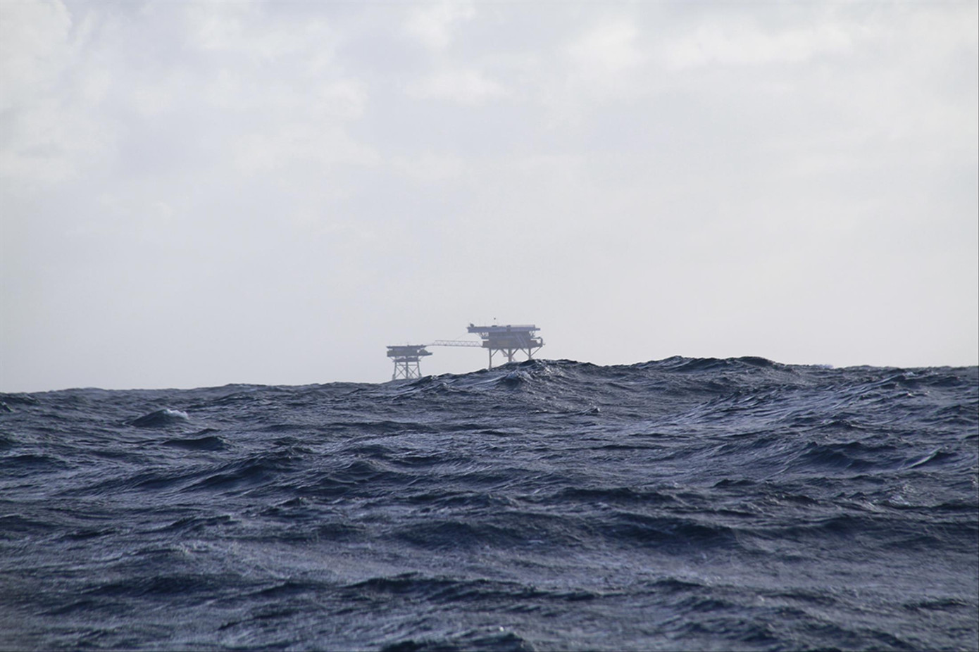 Vững vàng nơi đầu sóng, Bài 1: 300 giờ ăn ngủ trên sóng ảnh 1