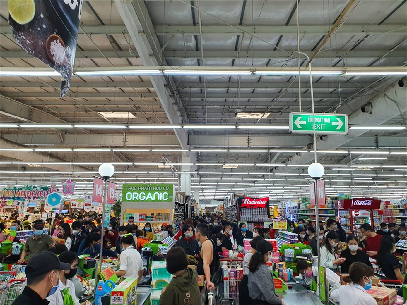 Dân Thủ đô chật vật vì bệnh nhân số 17 ảnh 1