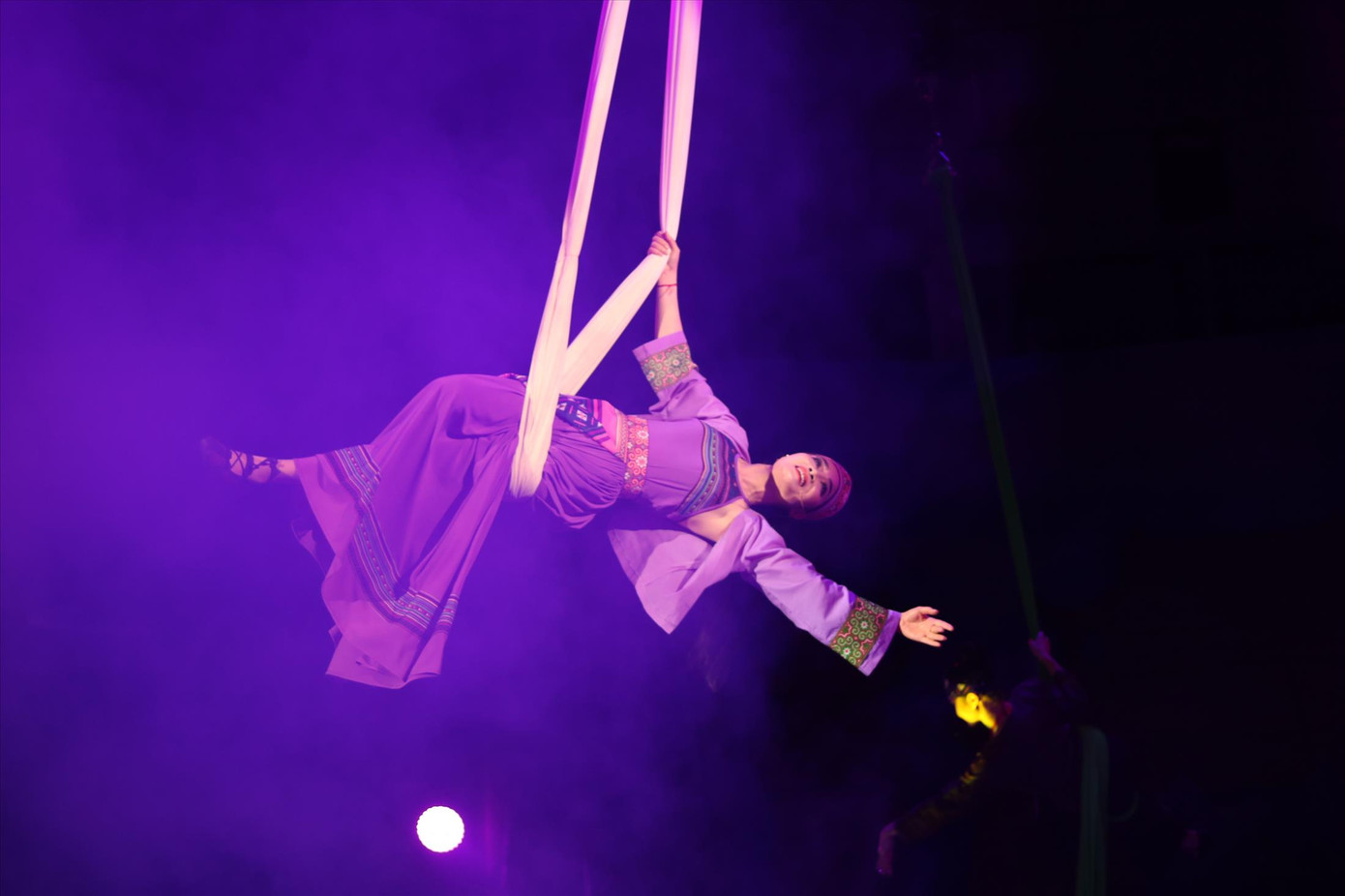 Nghệ sĩ vừa đu bay vừa hát ảnh 1