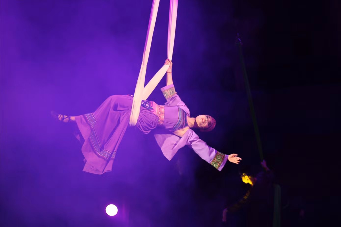 Nghệ sĩ vừa đu bay vừa hát ảnh 1