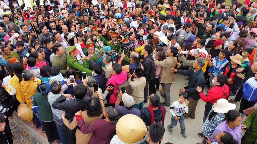 Hoa hậu Đỗ Thị Hà về thăm quê nhà ảnh 1