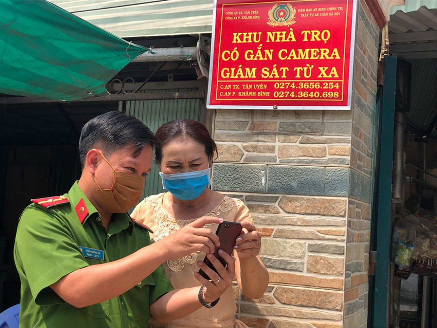 Bắt khẩn cấp kẻ đánh nữ sinh: Camera an ninh giúp sức như thế nào? ảnh 1