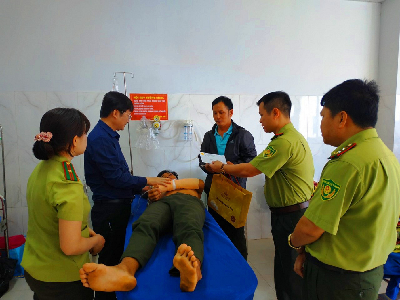 Lãnh đạo Sở NN&PTNT, Chi cục Kiểm lâm thăm 1 kiểm lâm bị hành hung trong lúc bảo vệ rừng Hiện nay, Chi cục Kiểm lâm Đắk Lắk đã chủ động tham mưu Ủy ban nhân dân tỉnh, Sở Nông nghiệp và Phát triển nông thôn Đắk Lắk văn bản đề nghị UBND tỉnh và Sở Nông nghiệp và Phát triển nông thôn tỉnh Gia Lai xem xét, chỉ đạo lực lượng kiểm lâm và các đơn vị chủ rừng khu vực giáp ranh với tỉnh Đắk Lắk phối hợp chặt chẽ với lực lượng kiểm lâm, các cơ quan chức năng và các đơn vị chủ rừng tỉnh Đắk Lắk để tổ chức và duy trì thường xuyên lực lượng tuần tra, truy quét, phát hiện, ngăn chặn kịp thời các hành vi vi phạm Luật Lâm nghiệp tại khu vực rừng giáp ranh giữa 2 tỉnh. Áp lực giữ màu xanh đại ngàn ảnh 1