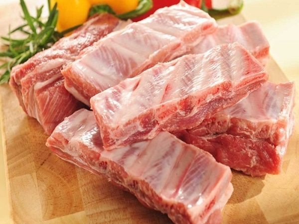 Sườn mới sẽ có màu đỏ tươi, phần mỡ sẽ có màu hồng nhạt. Ngược lại nếu có màu đỏ đậm hoặc trắng tái thì miếng sườn này đã được để lâu ngày, bạn chớ có mua về ăn kẻo rước bệnh vào người. Ảnh minh họa: Internet Sườn, thịt lợn có những dấu hiệu này chớ có ăn kẻo ‘ân hận mấy cũng muộn’ ảnh 2