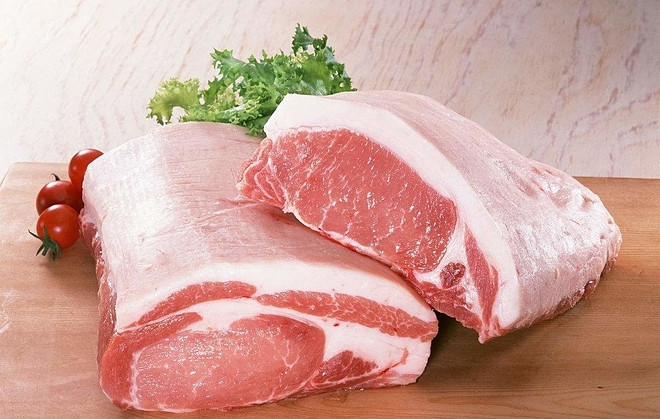 Thịt lợn tươi mặt ngoài có lớp màng khô, bề mặt hơi se lại. Ở mặt cắt của thịt có màu hồng sáng, bì mềm mại, thớ thịt săn, độ đàn hồi tốt. Ảnh minh họa: Internet Sườn, thịt lợn có những dấu hiệu này chớ có ăn kẻo ‘ân hận mấy cũng muộn’ ảnh 1