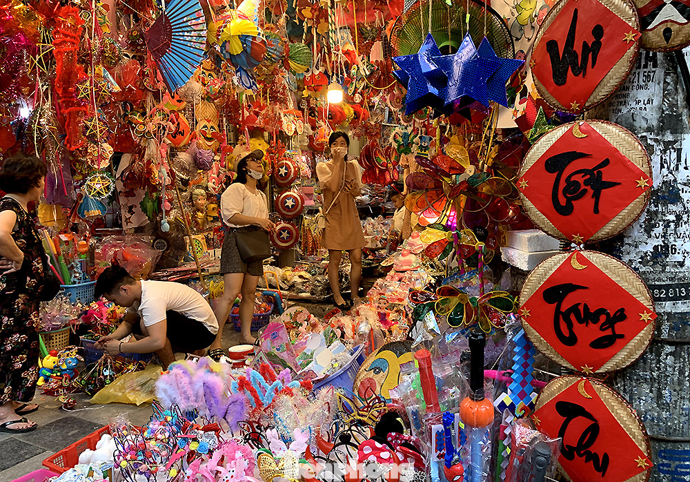 Nam thanh nữ tú nhộn nhịp chụp ảnh Trung thu trên phố Hàng Mã ảnh 4