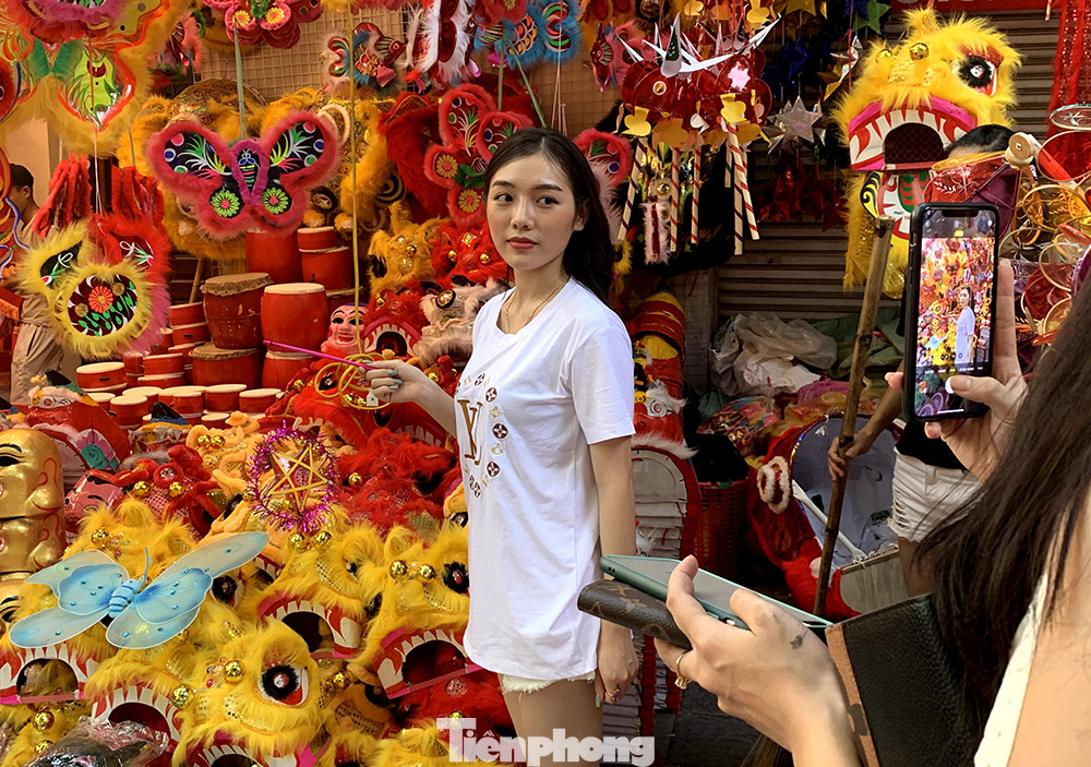 Nam thanh nữ tú nhộn nhịp chụp ảnh Trung thu trên phố Hàng Mã ảnh 2