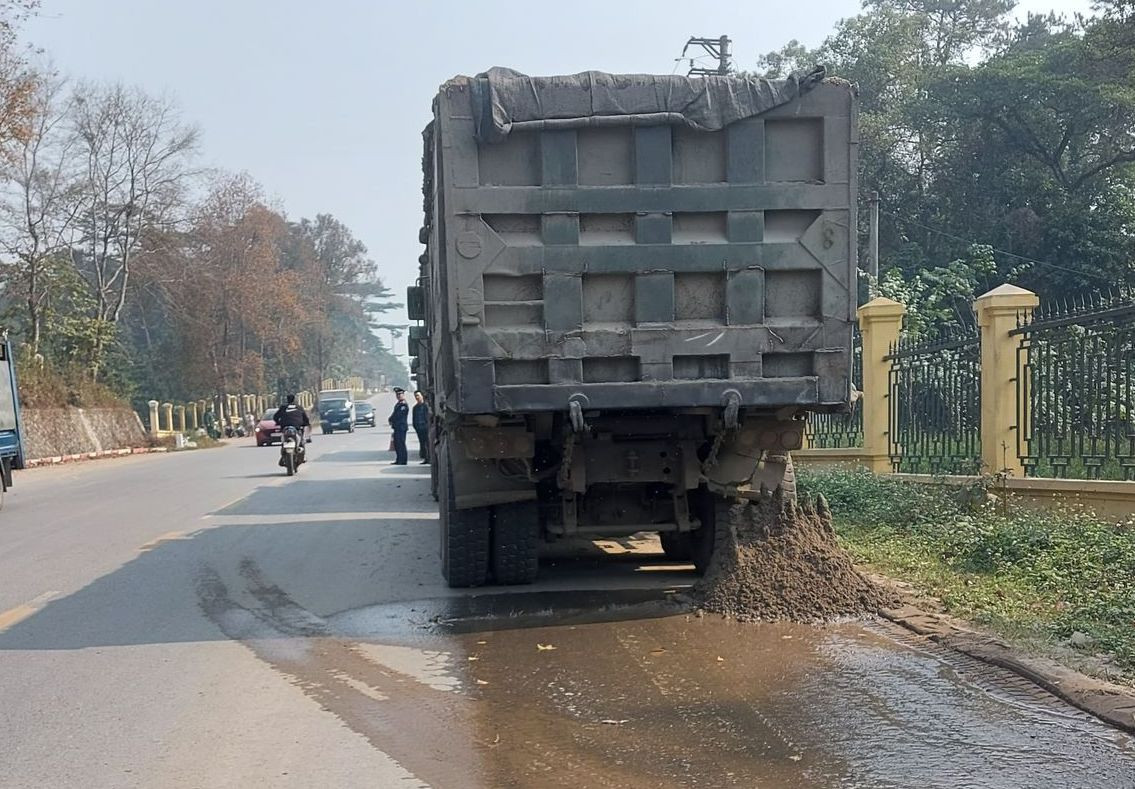 Xử phạt 6 tài xế cố thủ trên đoàn xe chở quá tải ảnh 1