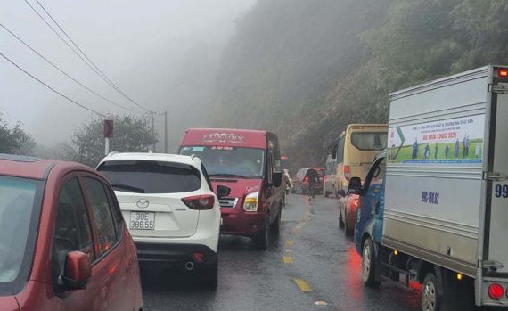 CSGT khuyến cáo hạn chế lưu thông trên đường trơn trượt do băng tuyết ảnh 2