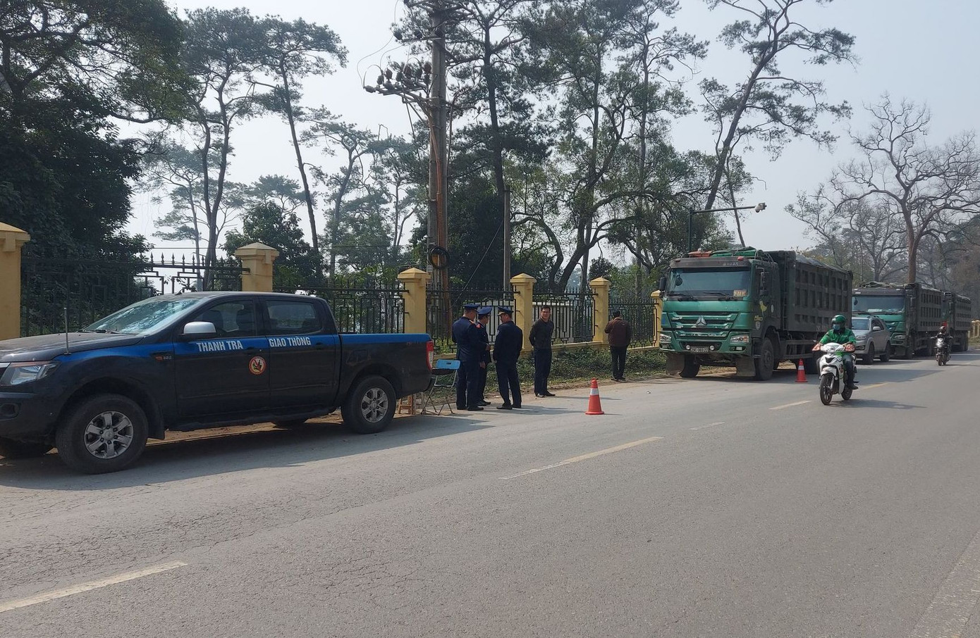 Xử phạt 6 tài xế cố thủ trên đoàn xe chở quá tải ảnh 2