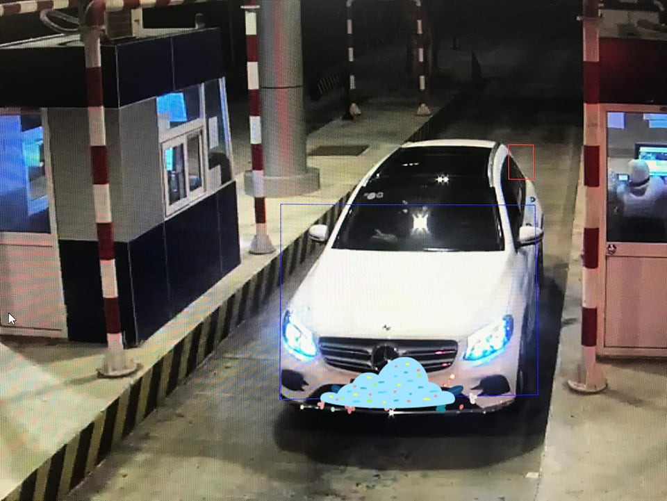 Nhiều ô tô bị ném trên cao tốc Lạng Sơn - Bắc Giang ảnh 1