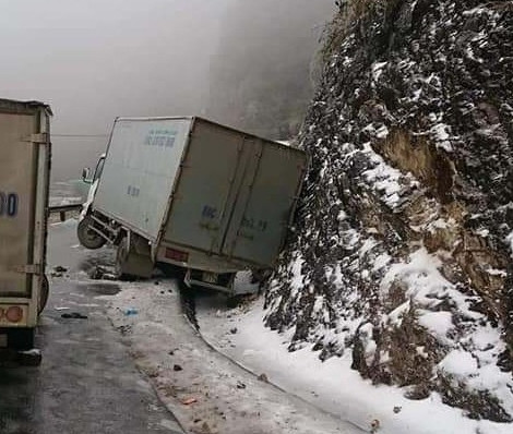 CSGT khuyến cáo hạn chế lưu thông trên đường trơn trượt do băng tuyết ảnh 1