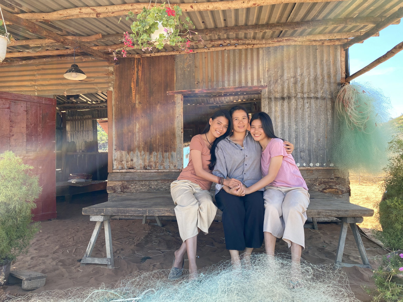 Thúy Diễm: Cảnh nhảy cầu, bơi sông nhớ đời trong ‘Cát đỏ’ ảnh 2