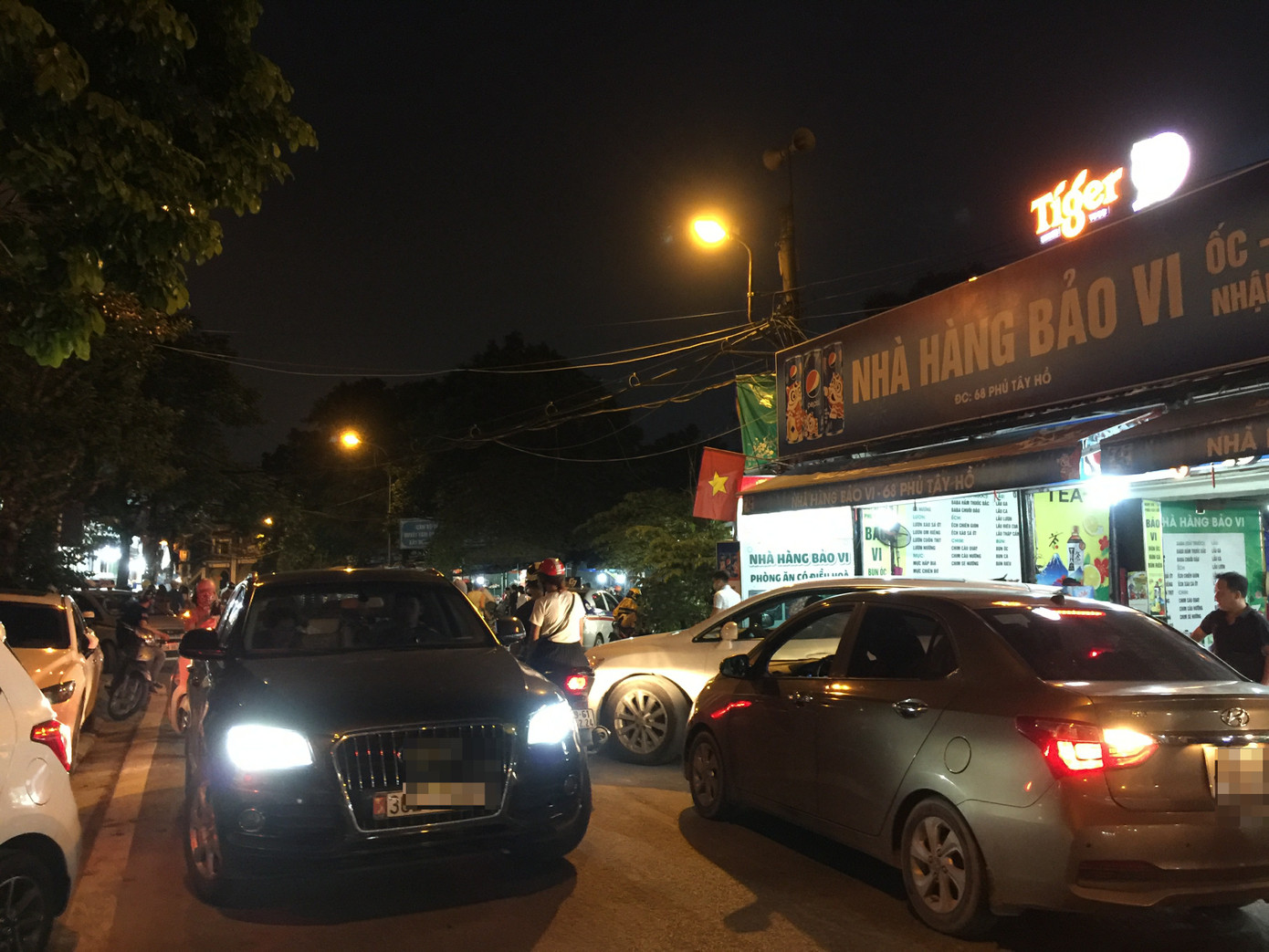 Tạm đóng cửa Phủ Tây Hồ, dân vẫn đổ về nườm nượp ảnh 2