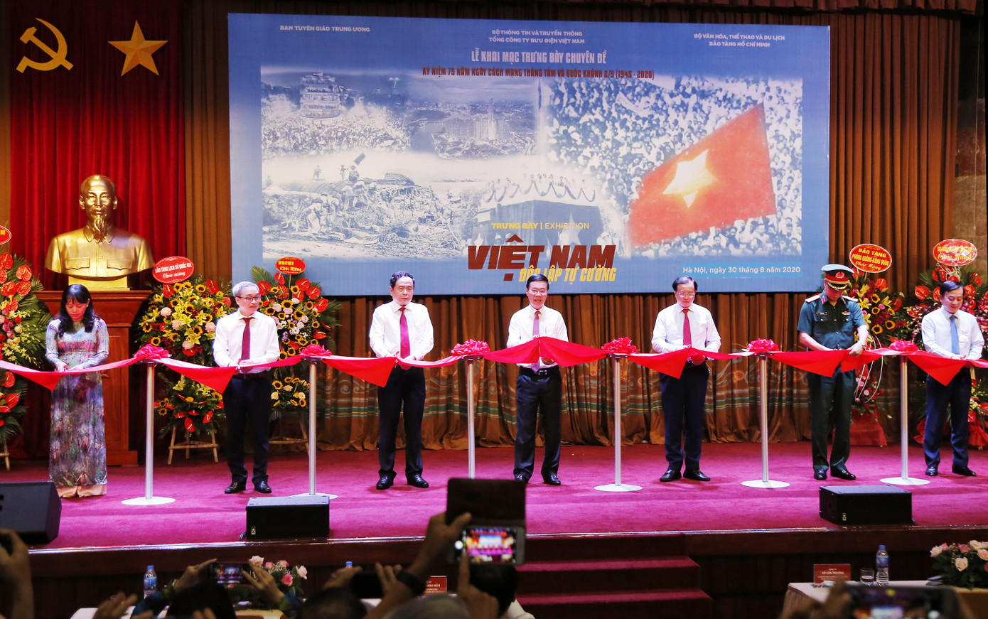 Bộ tem đặc biệt về Bác Hồ tại triển lãm ‘Việt Nam-Độc lập, tự cường’ ảnh 1