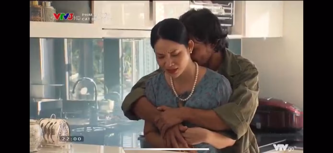 Cát đỏ tập 3: Nhớ (Thúy Diễm) không ngán đánh Nguồn, tát thẳng mặt vợ người tình ảnh 1