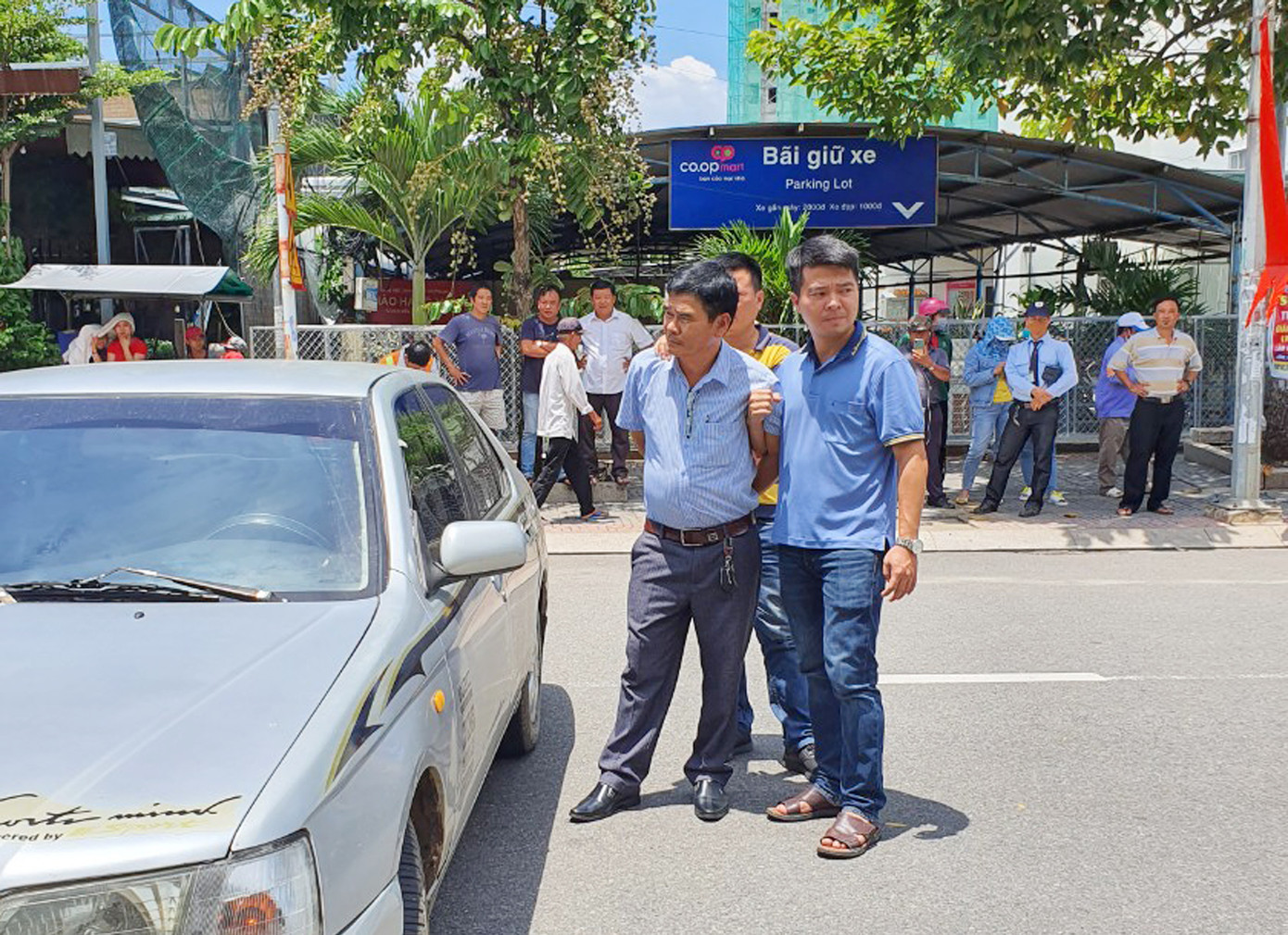 Nhận tiền doanh nghiệp, một phóng viên bị bắt ảnh 1