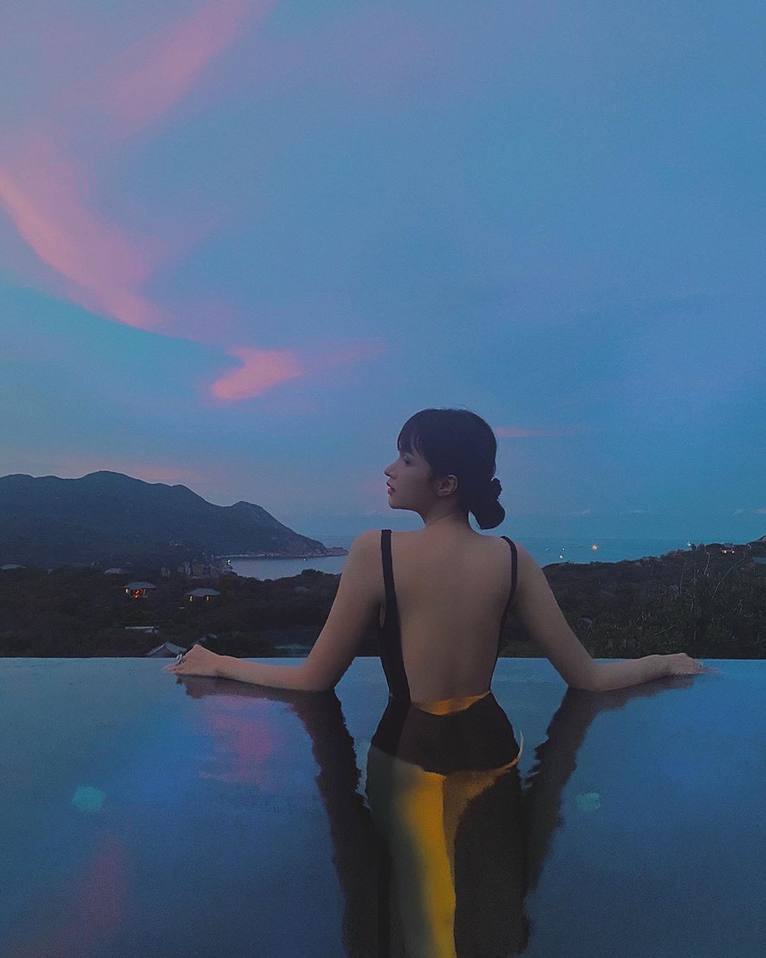 Hương Giang Idol sexy với đồ bơi, ôm ấp ‘trai lạ’ khiến dân tình xôn xao ảnh 4